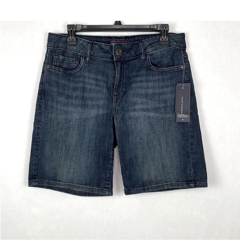 Tommy Hilfiger Mid Rise Bermuda Jean Shorts in Big Sur Wash. Size 6. NWT.